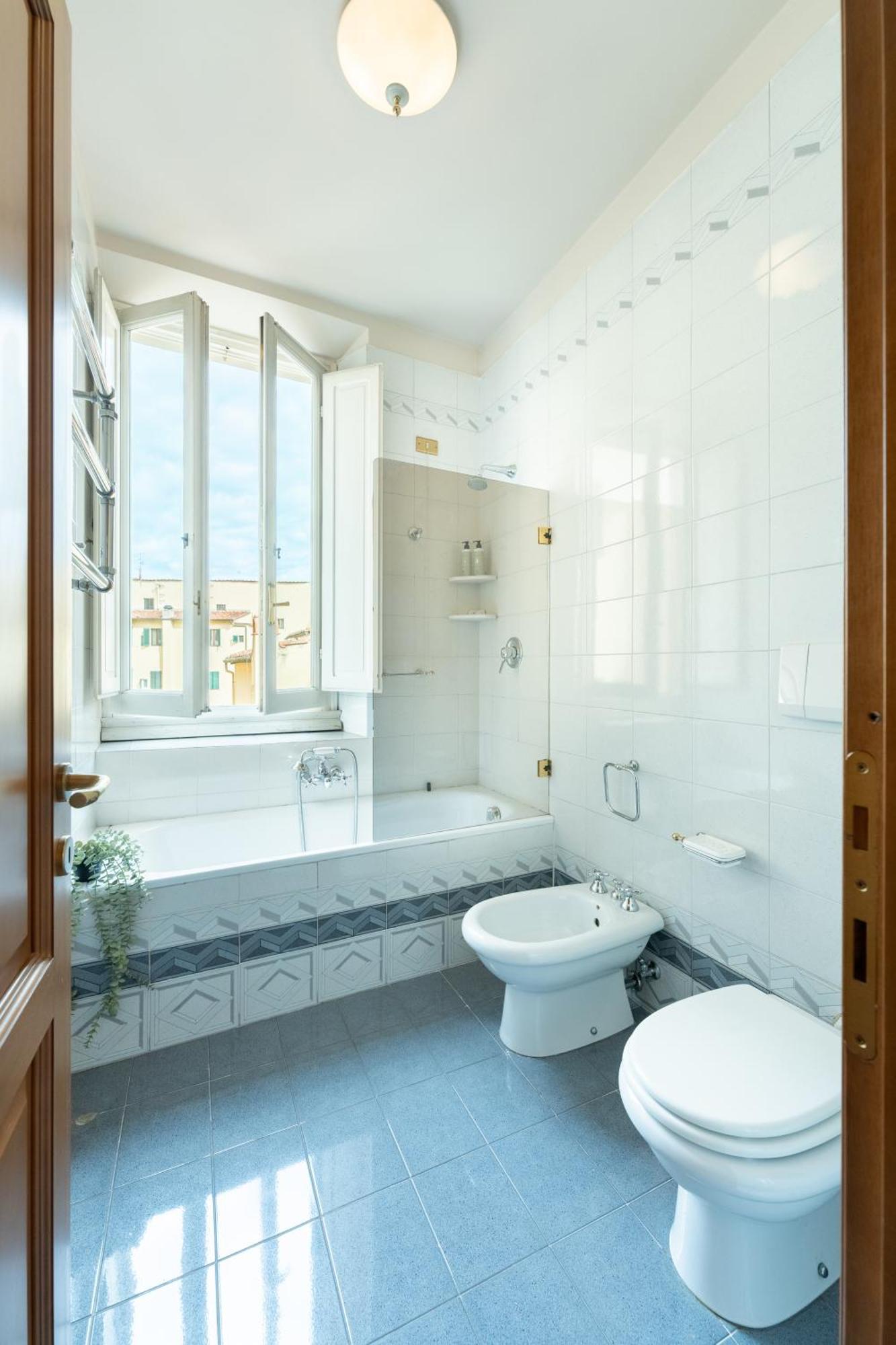 Via Panzani 16, 3rd Floor - Antonella - Elegant & Spacious, 3-bedroom In Historic Center *