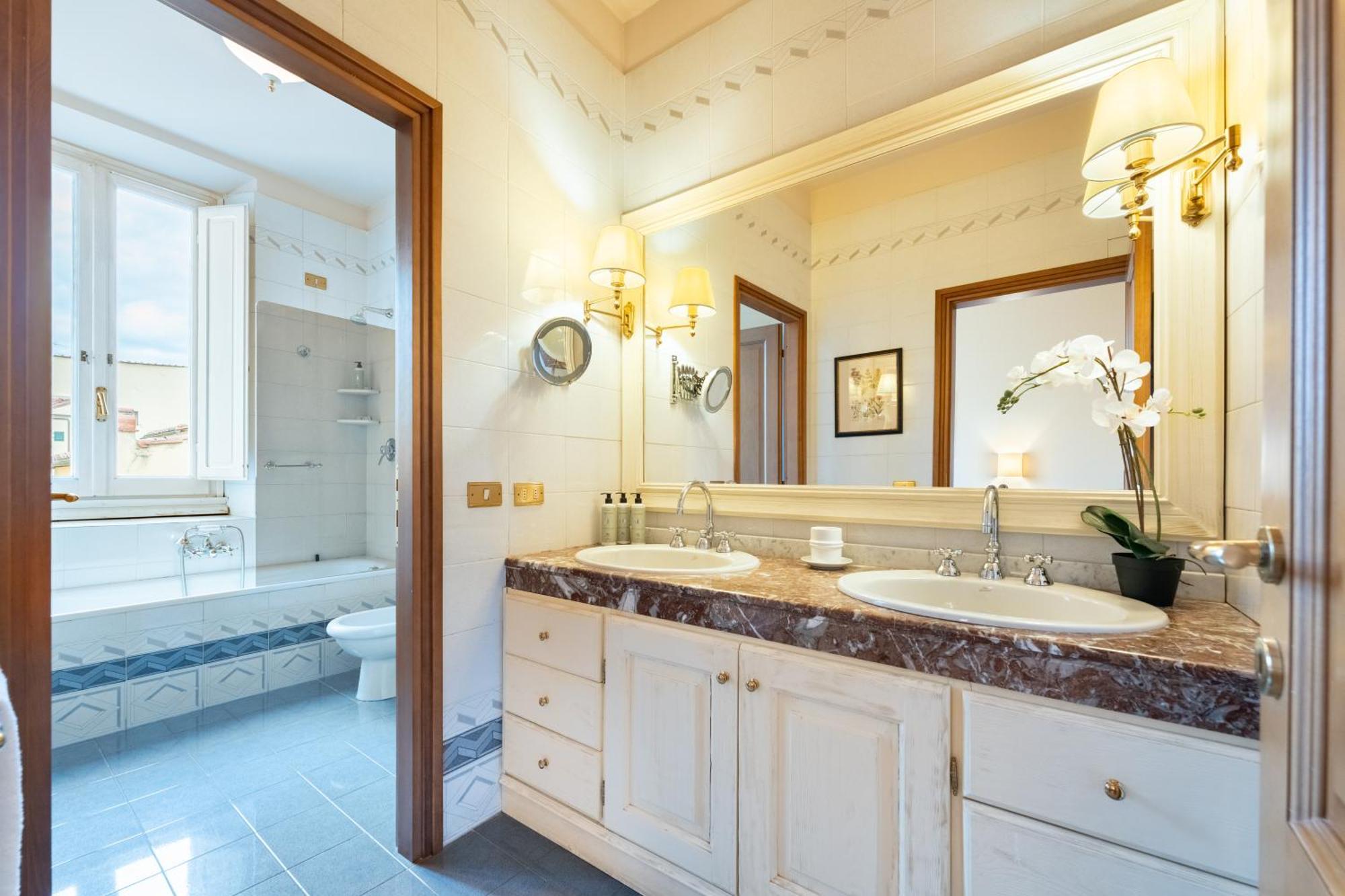 Appartamento Via Panzani 16, 3rd Floor - Antonella - Elegant & Spacious, 3-bedroom In Historic Center *