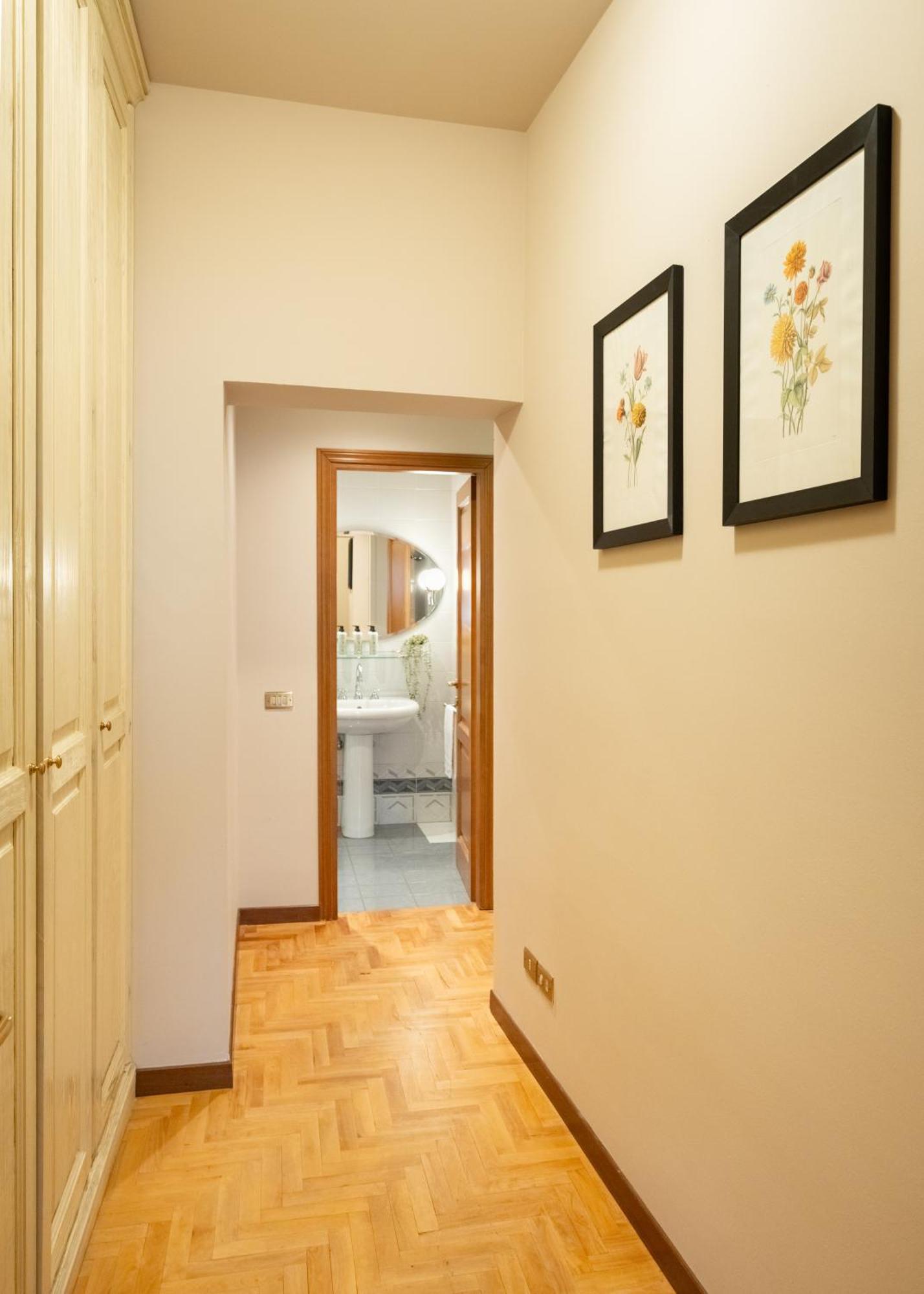 Via Panzani 16, 3rd Floor - Antonella - Elegant & Spacious, 3-bedroom In Historic Center Appartamento *